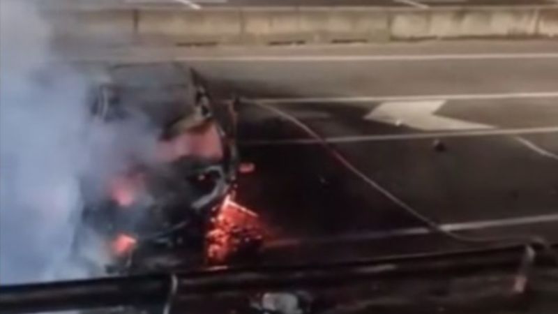 Chocó, volcó y su auto se incendió: el conductor fue hospitalizado