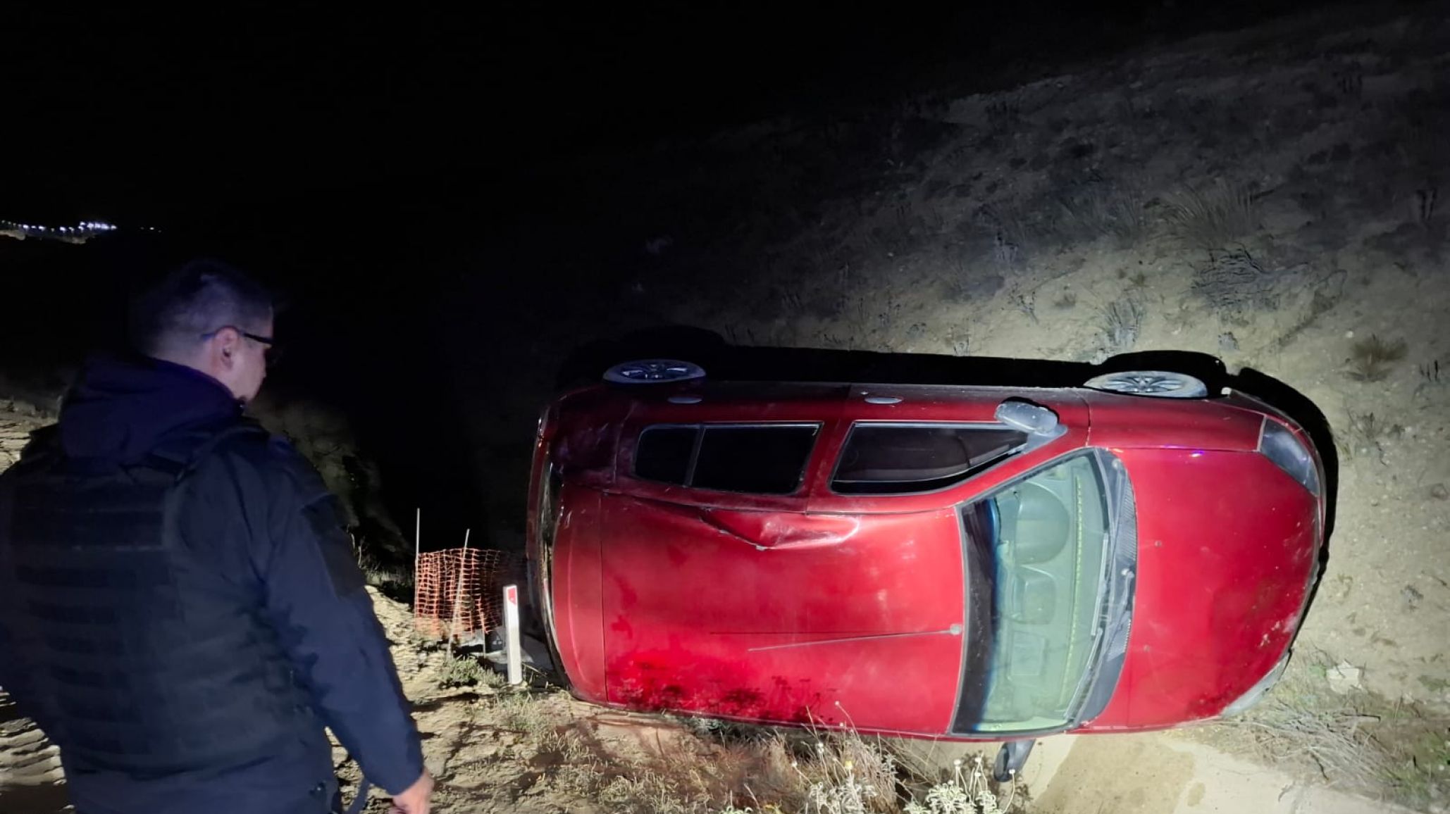 Un joven de 18 años volcó con su auto en el camino alternativo Roque González