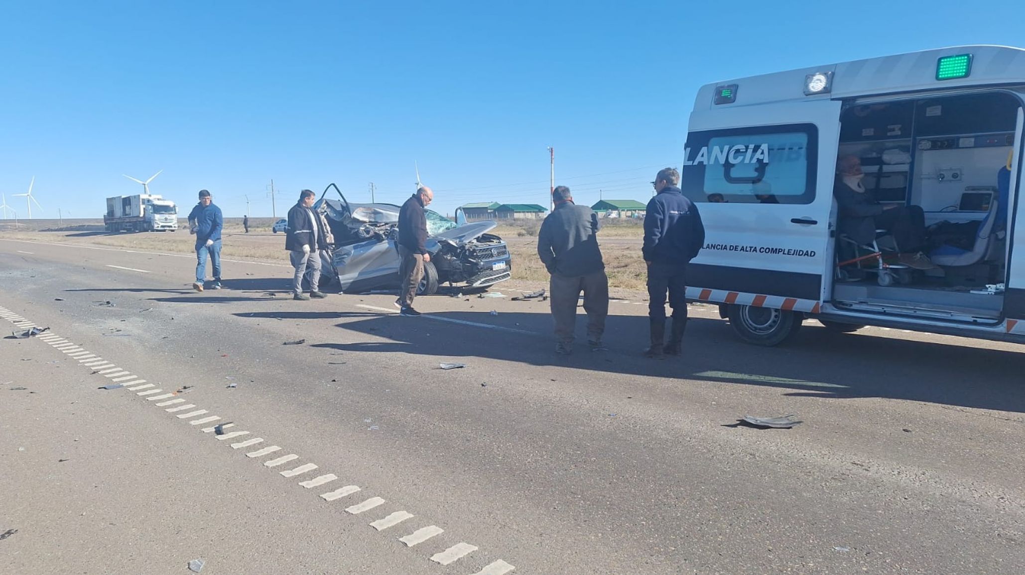 Una camioneta terminó destruida tras un violento choque contra un camión cerca de Trelew