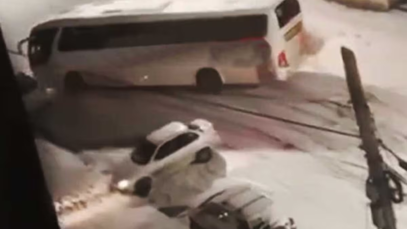 Un micro con 48 egresados despistó y chocó contra siete autos en Bariloche