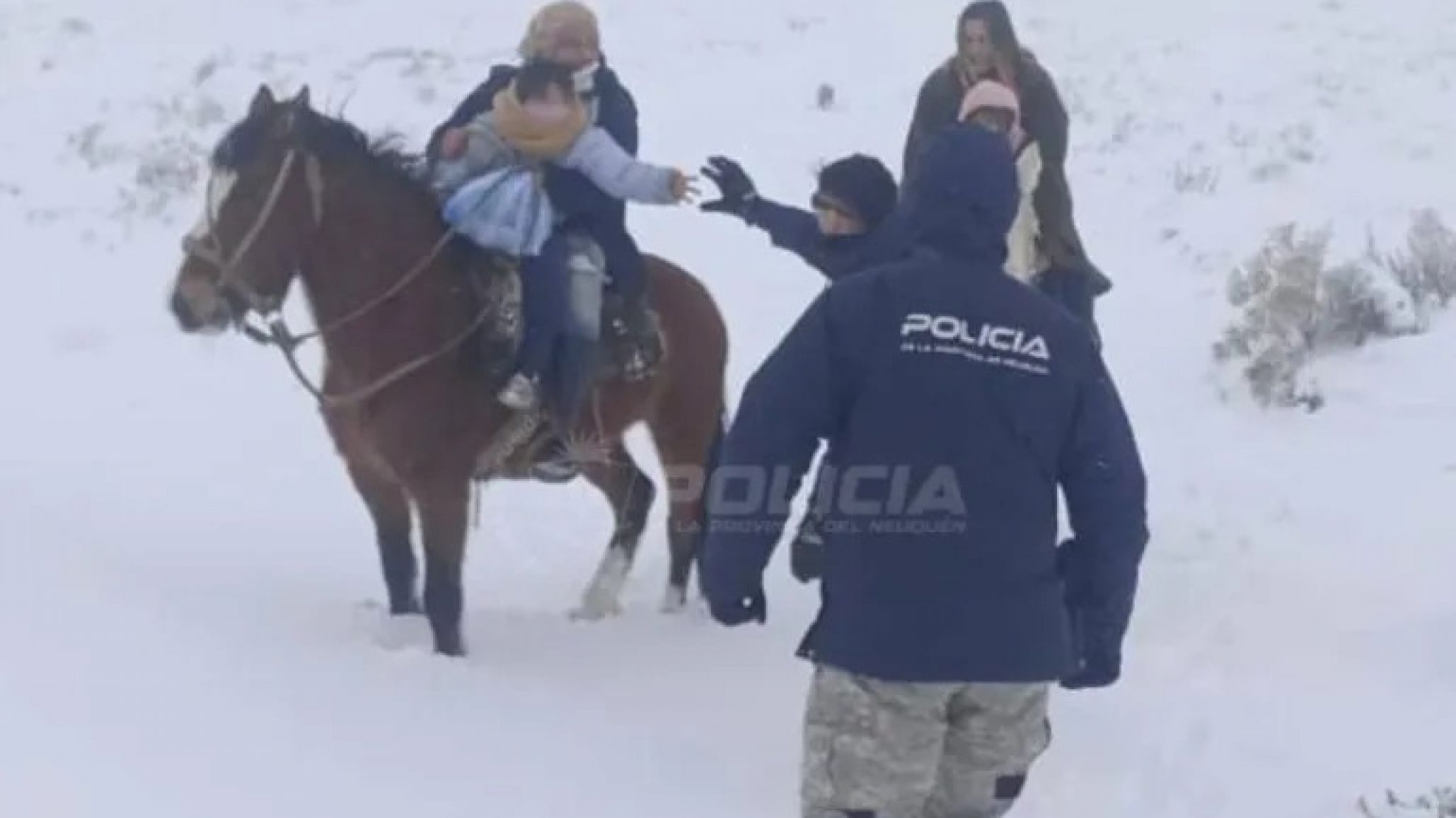 Una familia con dos niños pasó más de un día con frío y hambre tras quedar atrapada en la nieve