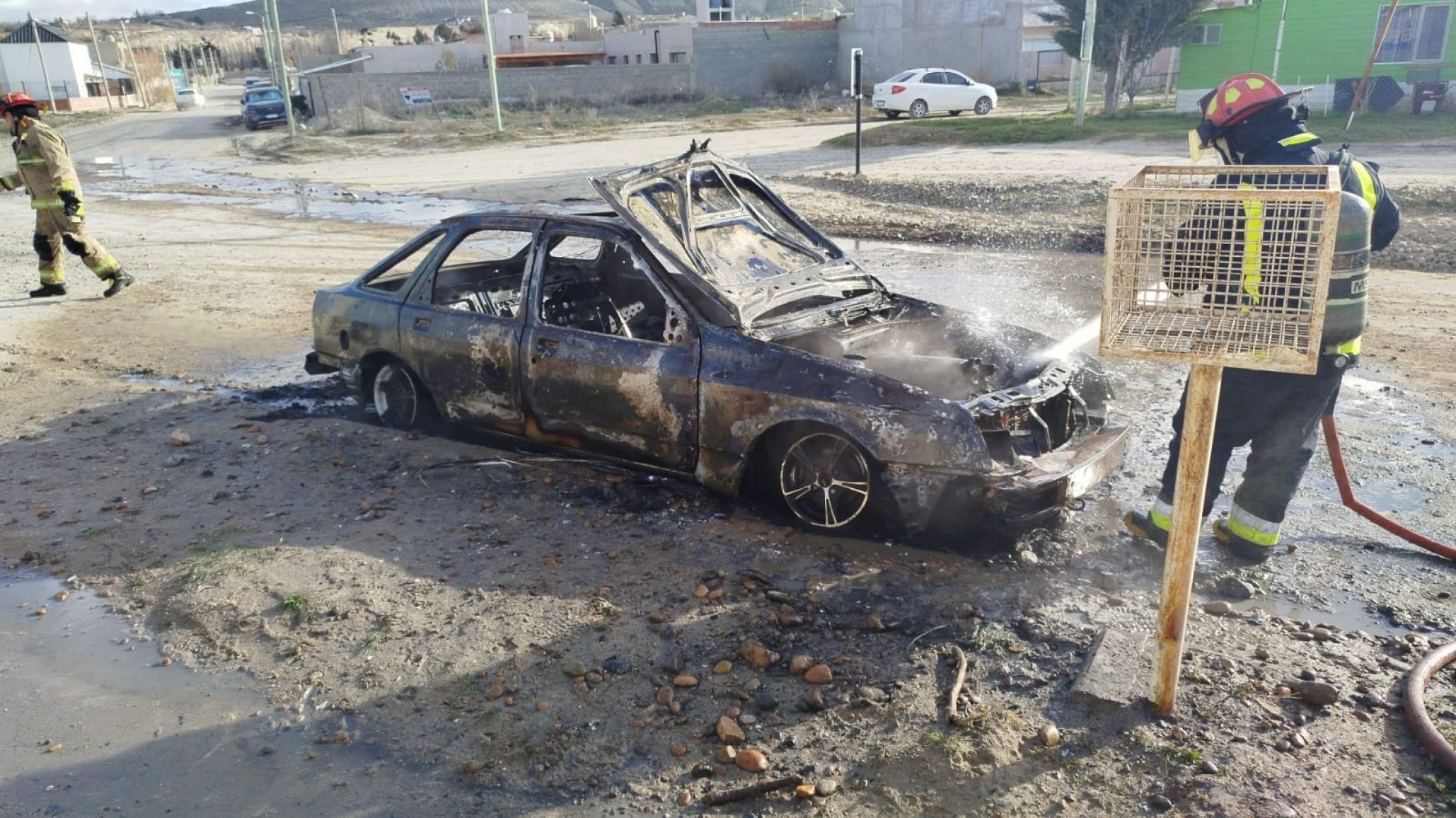Comodoro: Un incendio consumió por completo un auto y buscan a su dueño