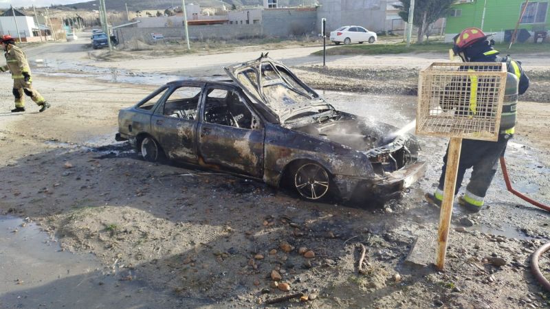 Comodoro: Un incendio consumió por completo un auto y buscan a su dueño