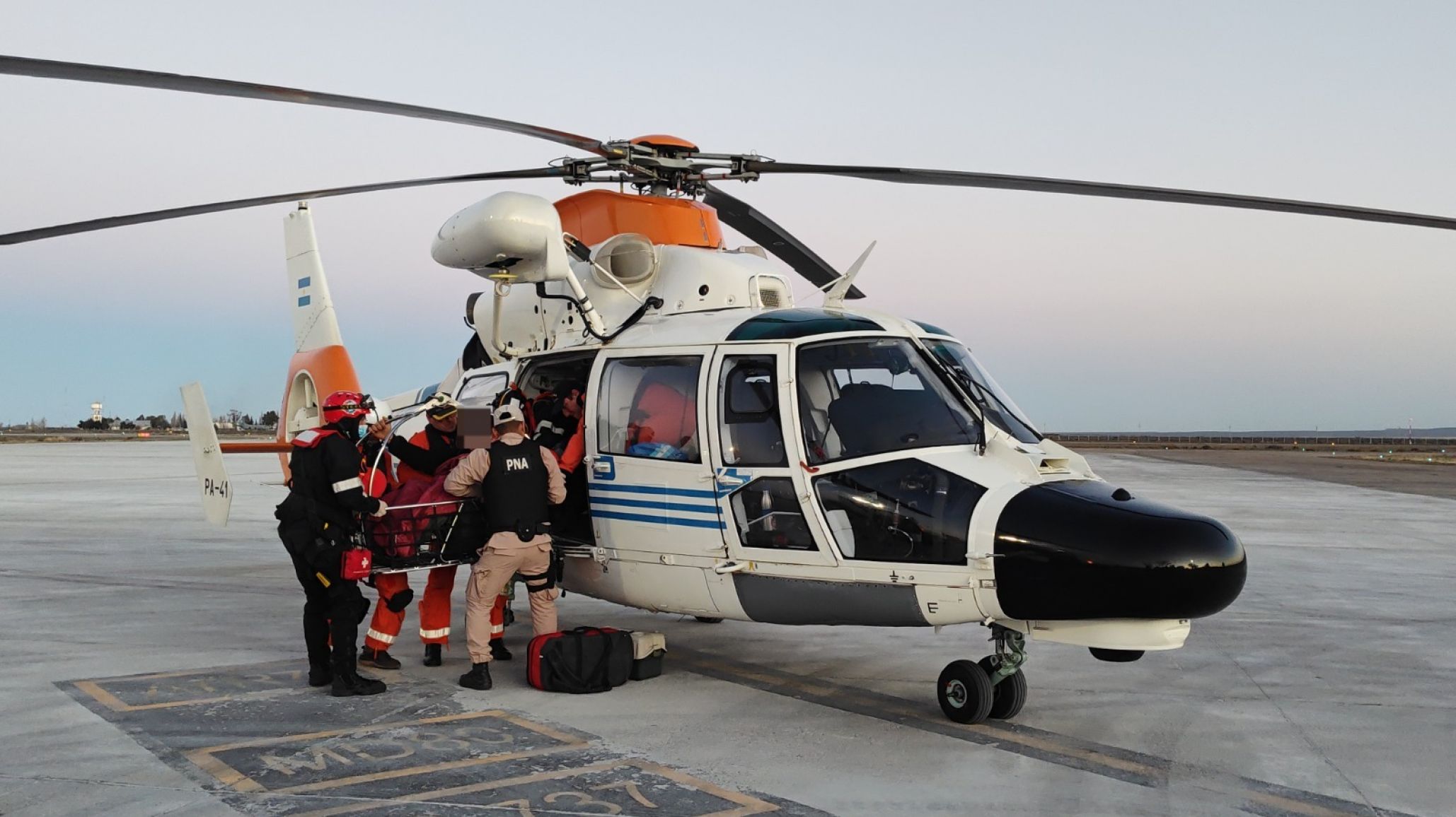 Operativo de emergencia en el mar: Prefectura aeroevacuó a un tripulante de un buque pesquero