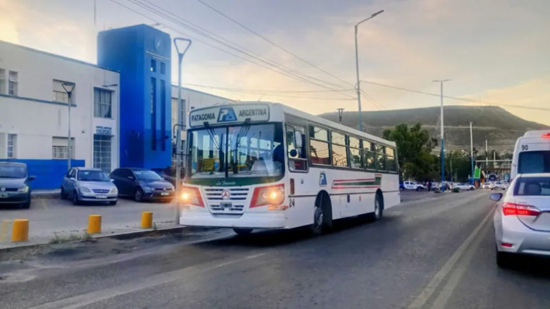La UTA advirtió que 268 choferes siguen sin cobrar lo adeudado por Patagonia Argentina: "Si hay que acampar, vamos a acampar"