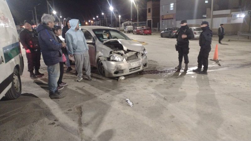 Violento choque entre dos autos en Comodoro
