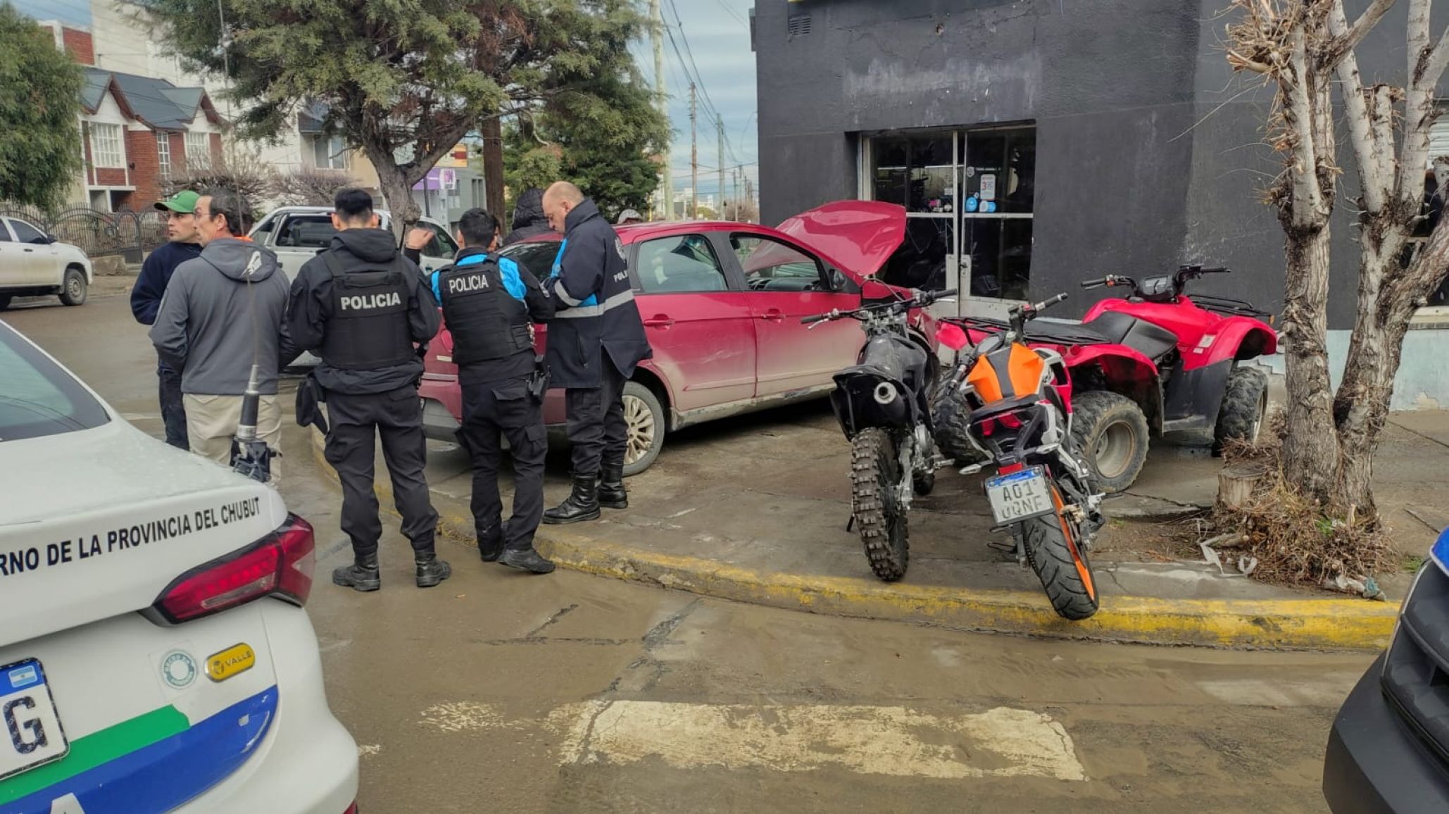 Comodoro: se olvidó de poner el freno de mano en una bajada y el auto terminó adentro de un local de motos