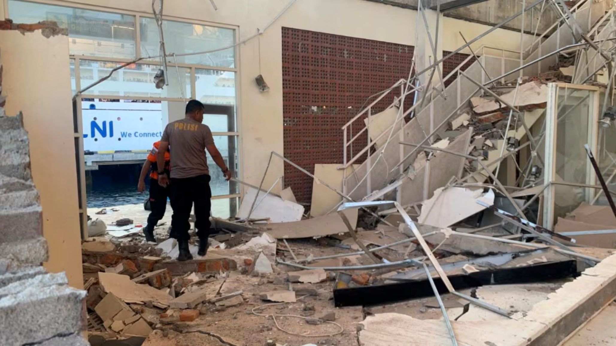 Terremoto de 7,7 en Indonesia: 38 muertos y graves daños en la isla de Flores