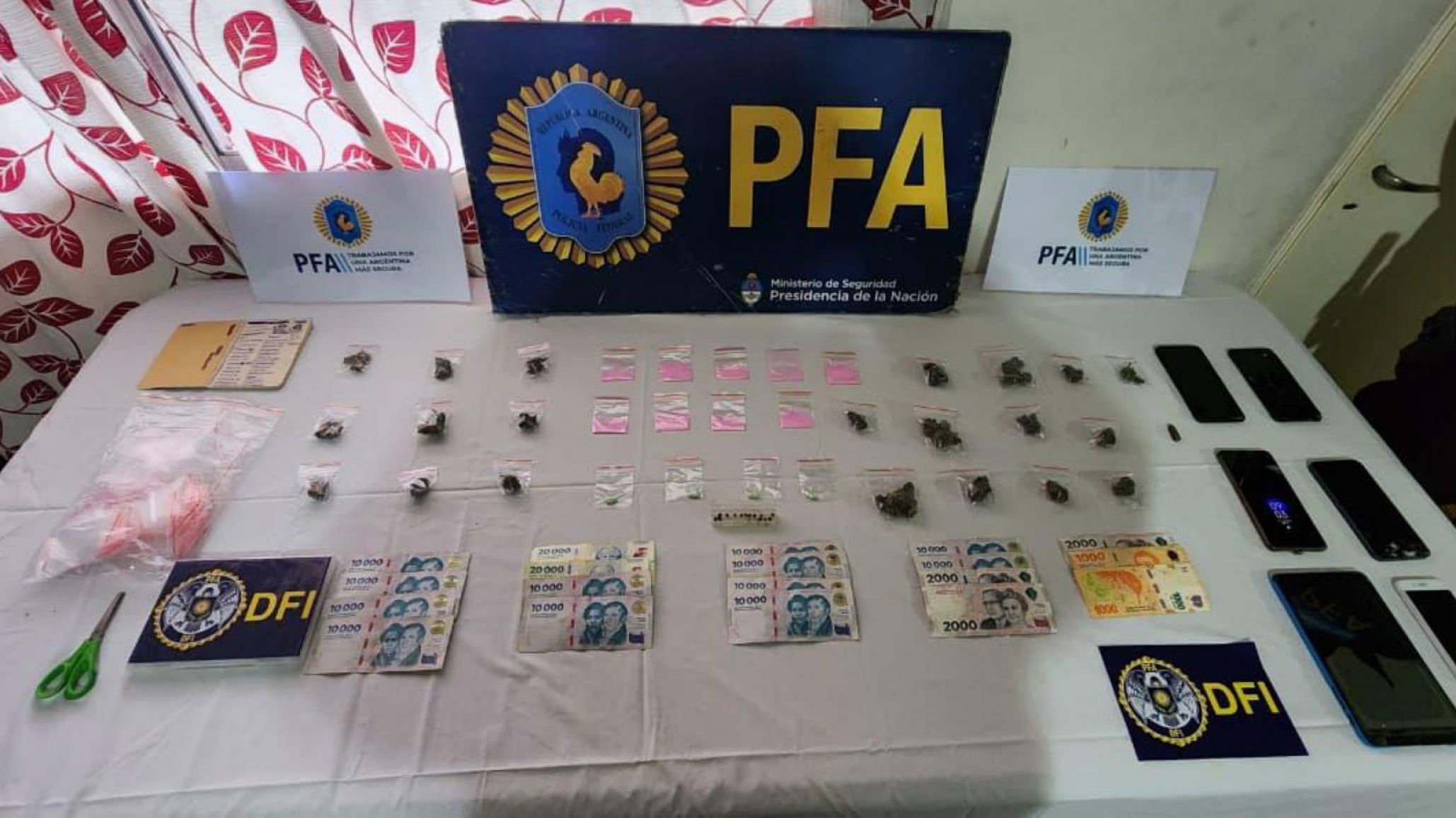 Rosario: la PFA allanó 12 domicilios y detuvo a nueve personas por una investigación de narcotráfico