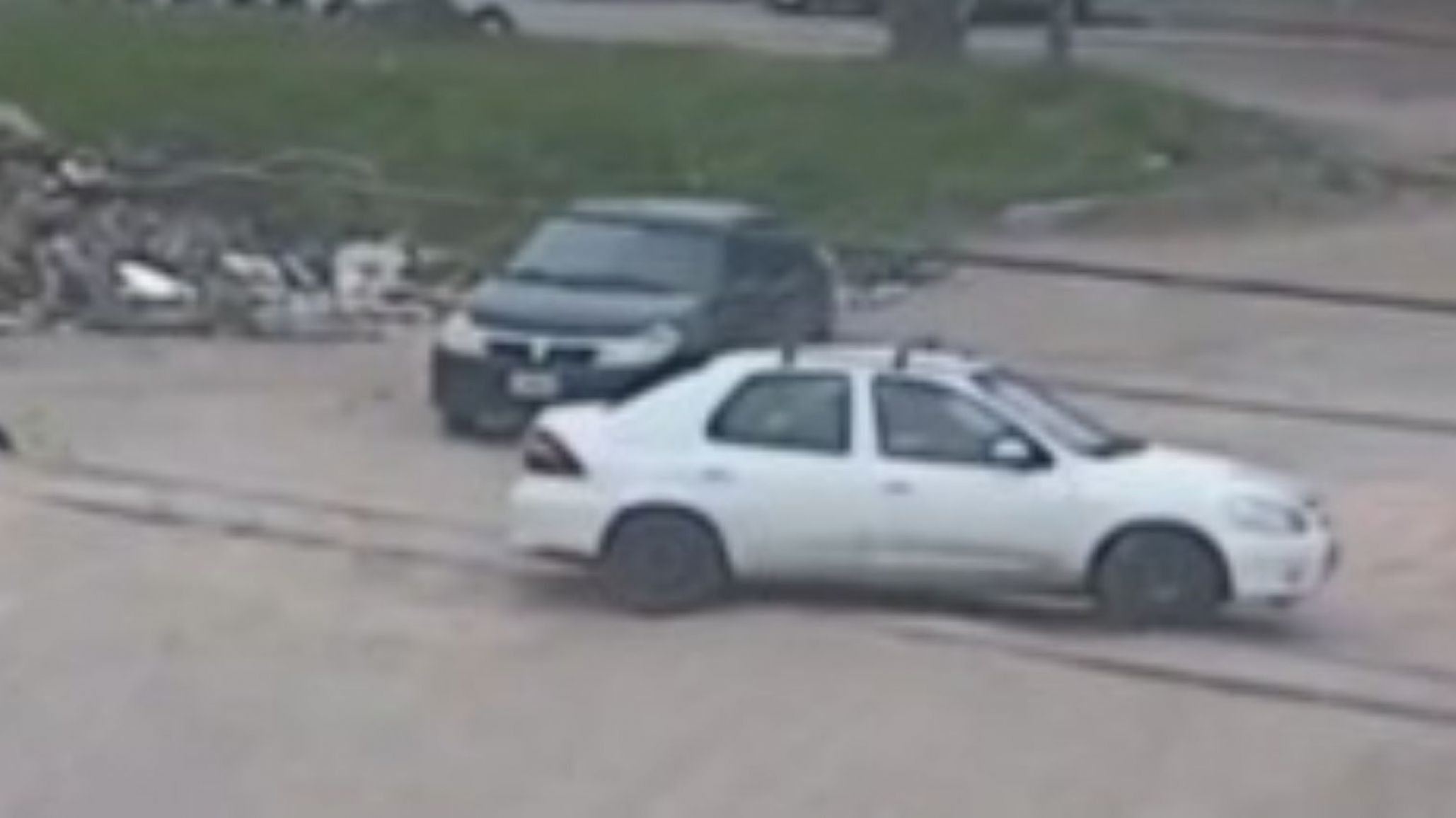 Un tren embistió un auto que quedó detenido sobre las vías en Córdoba: una mujer quedó atrapada