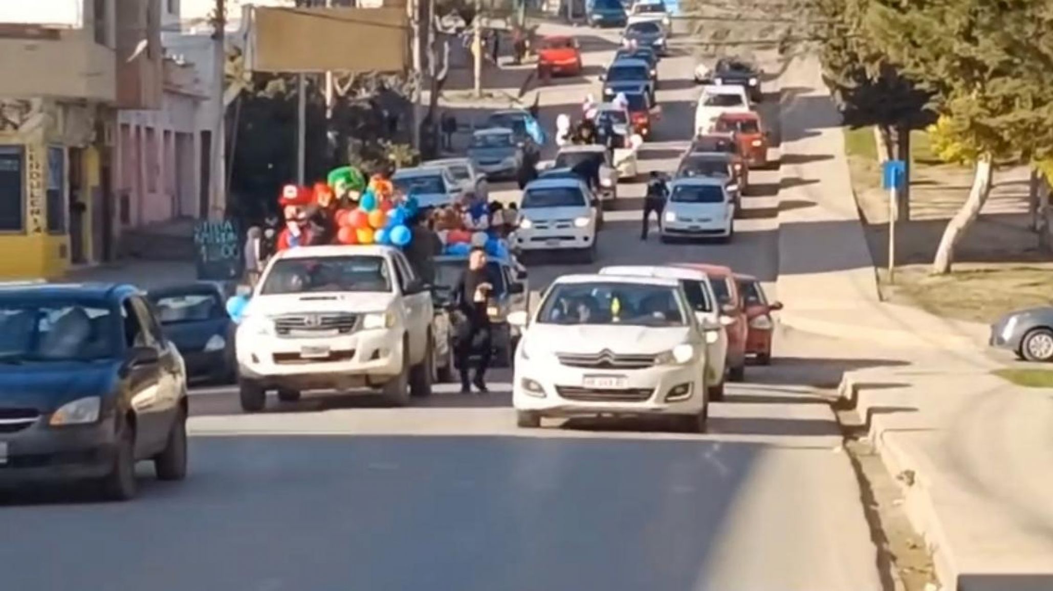 La caravana solidaria ya recorre los barrios de Comodoro para llevar sonrisas a los más chicos