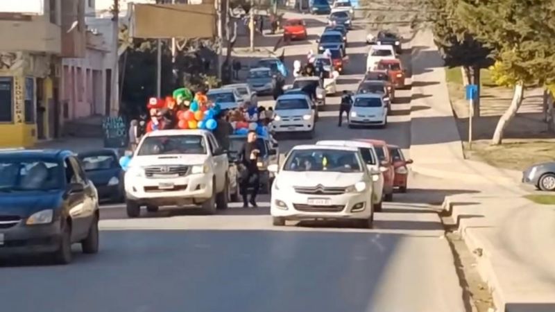 La caravana solidaria ya recorre los barrios de Comodoro para llevar sonrisas a los más chicos