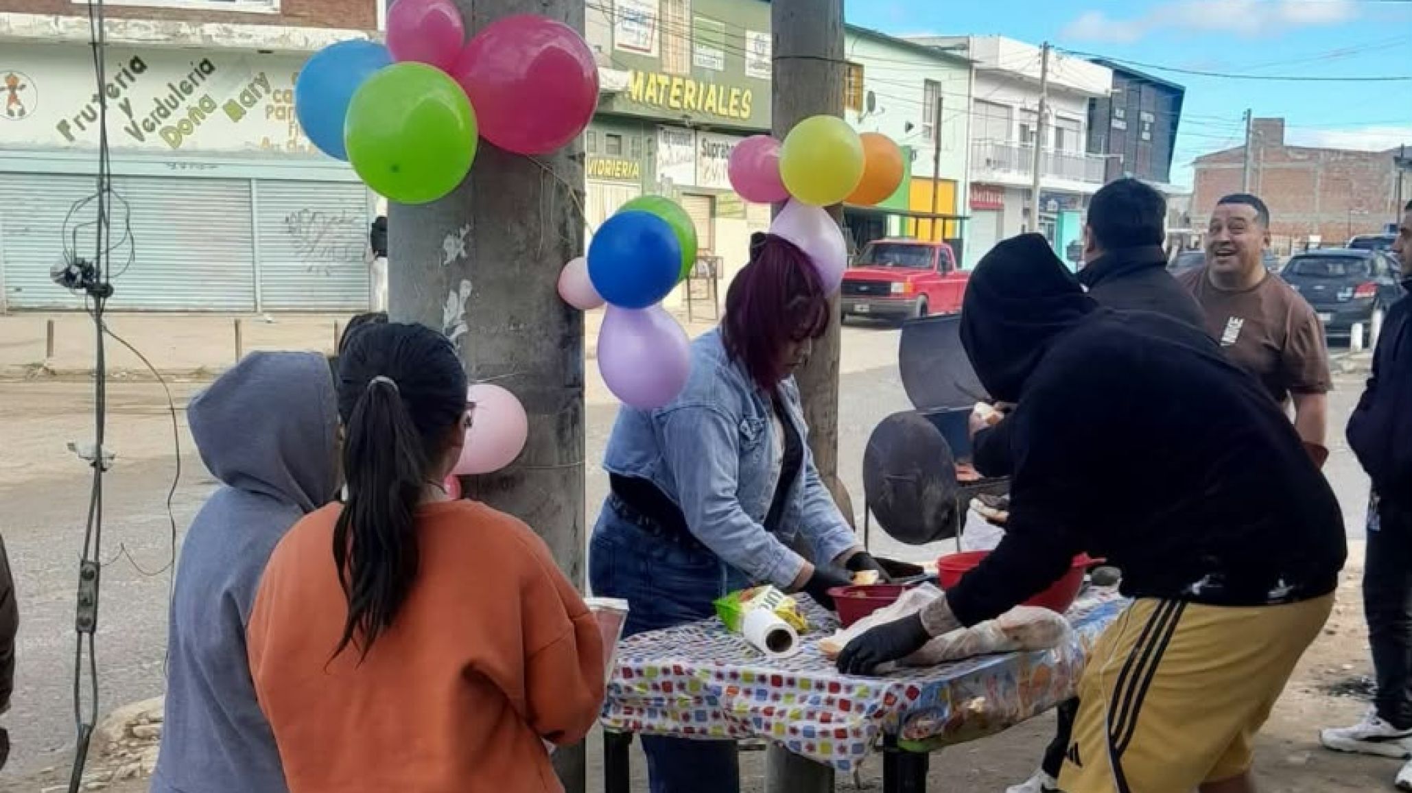 Más de 500 hamburguesas, torta y juguetes: el festejo solidario de una carnicería para los chicos de Comodoro