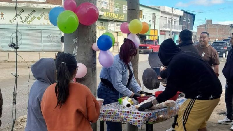Más de 500 hamburguesas, torta y juguetes: el festejo solidario de una carnicería para los chicos de Comodoro