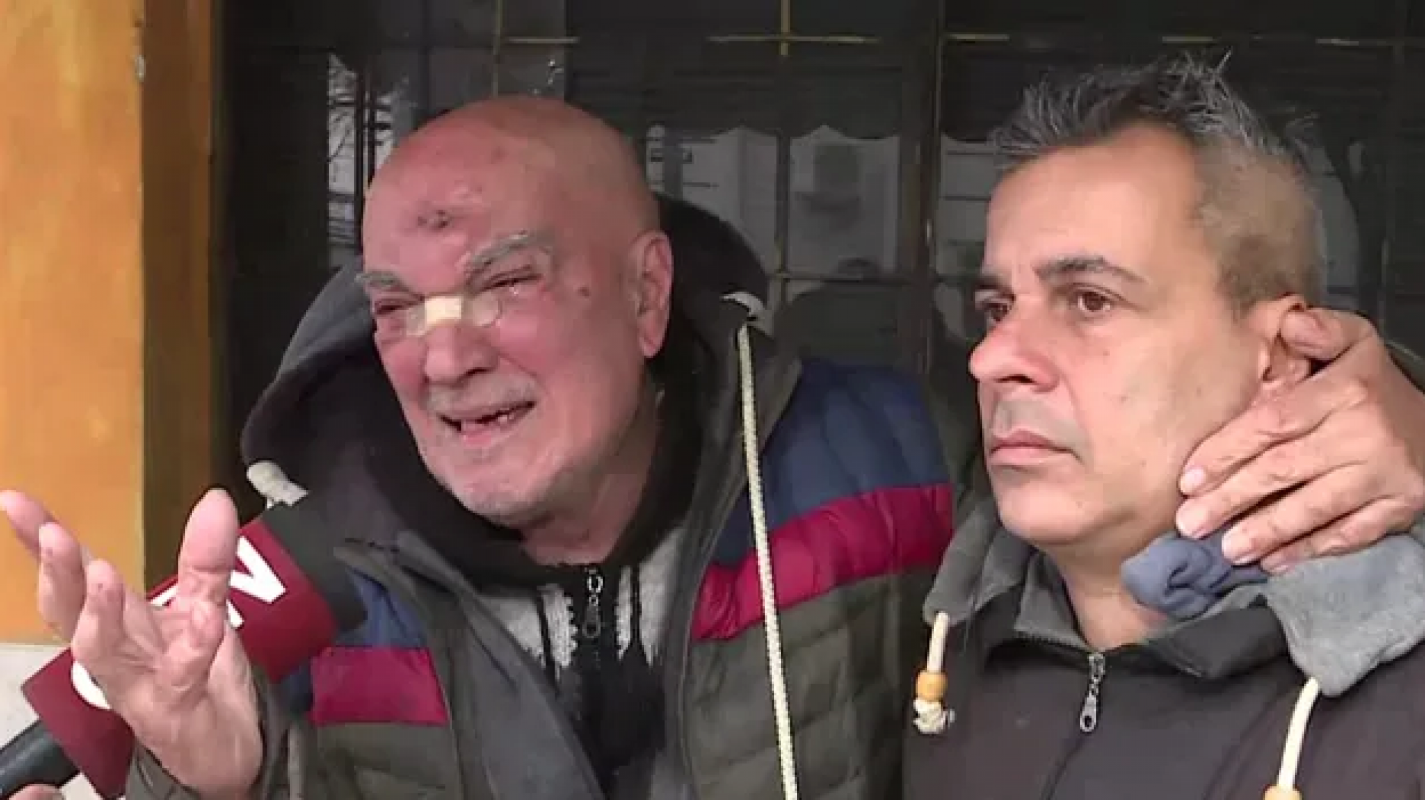 "Nos dejaron sin casa y sin trabajo": tras ser desalojados, una familia vive hace cinco meses dentro de un auto