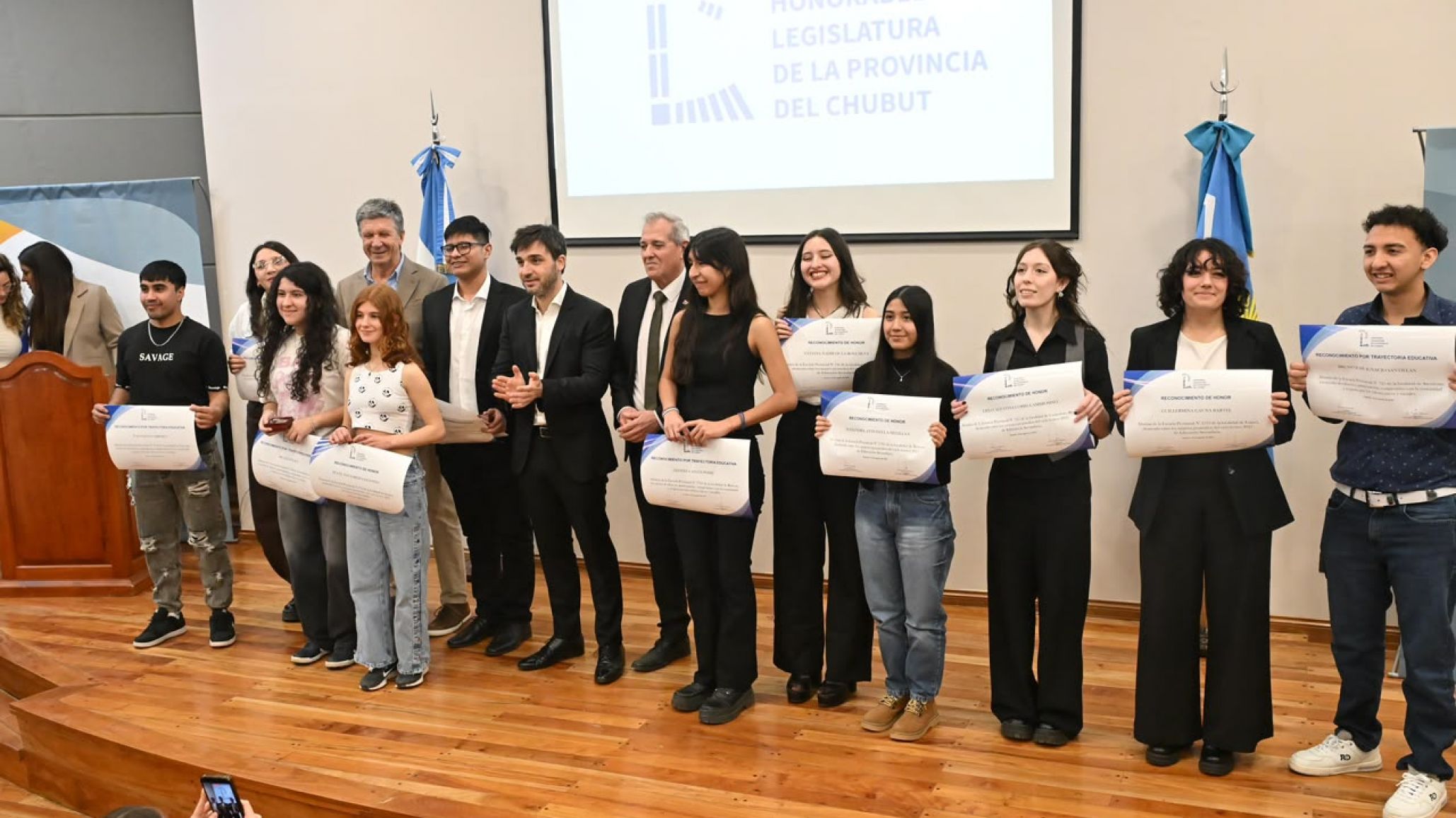 Torres entregó becas a estudiantes destacados: "Es un orgullo acompañar a quienes van a forjar el futuro de Chubut"