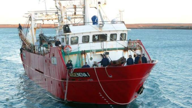 Un marinero cayó al mar desde un pesquero y fue rescatado a tiempo por sus compañeros