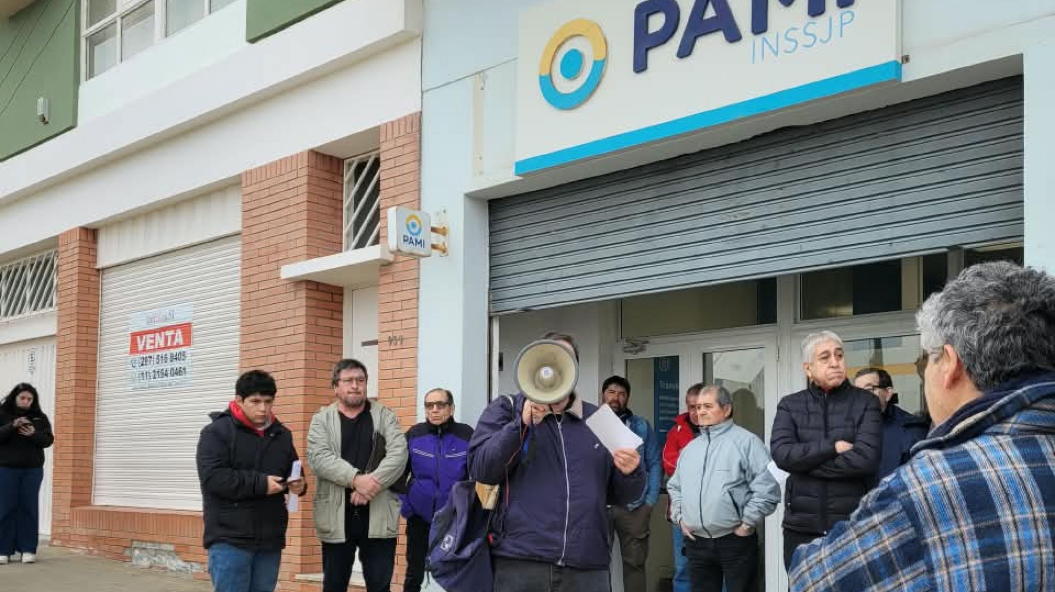 Jubilados en crisis: "PAMI pasó de 80 a 20 personas para atender a miles"
