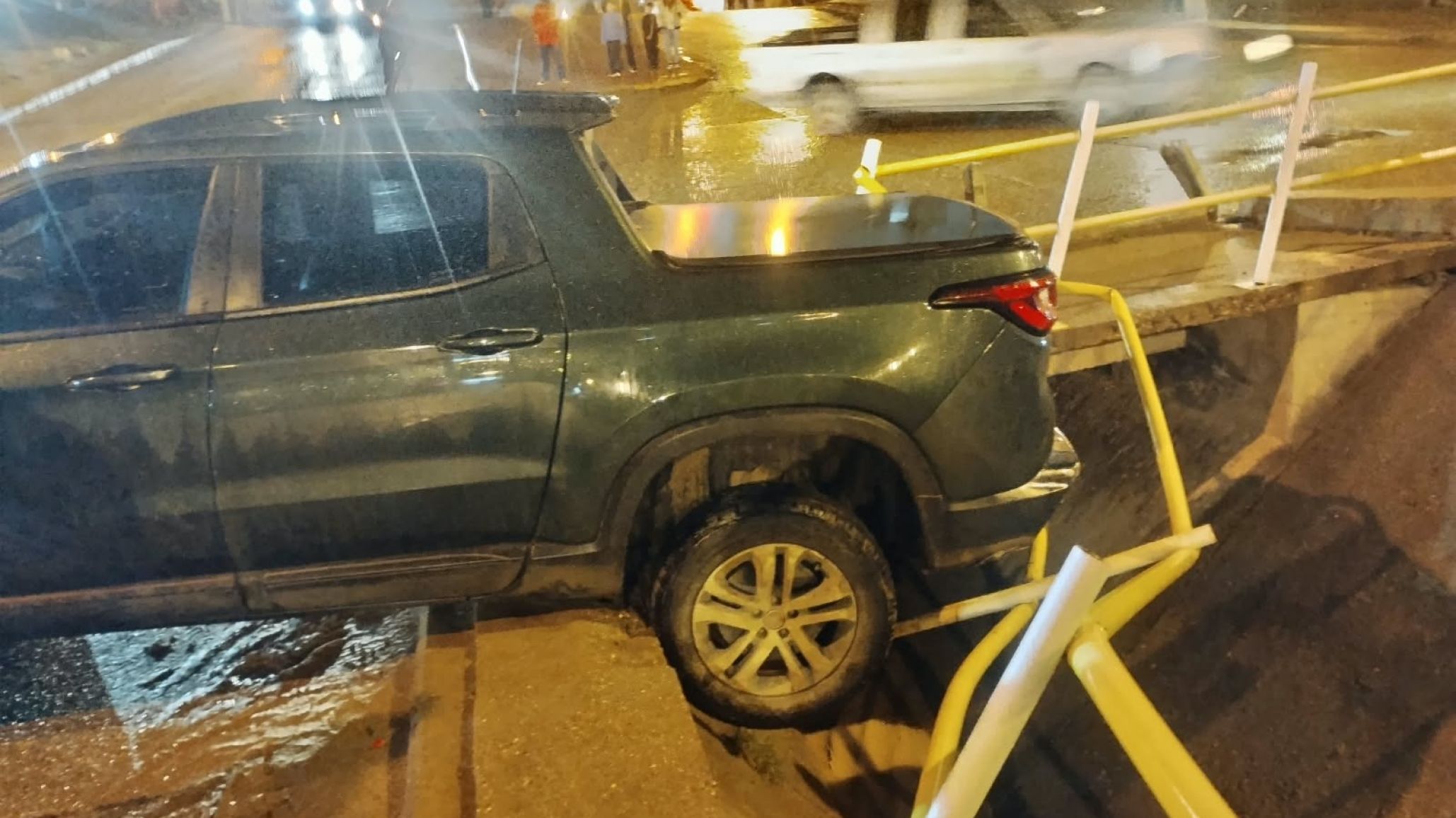 Se olvidó de poner el freno de mano y su camioneta terminó dentro de un canal evacuador