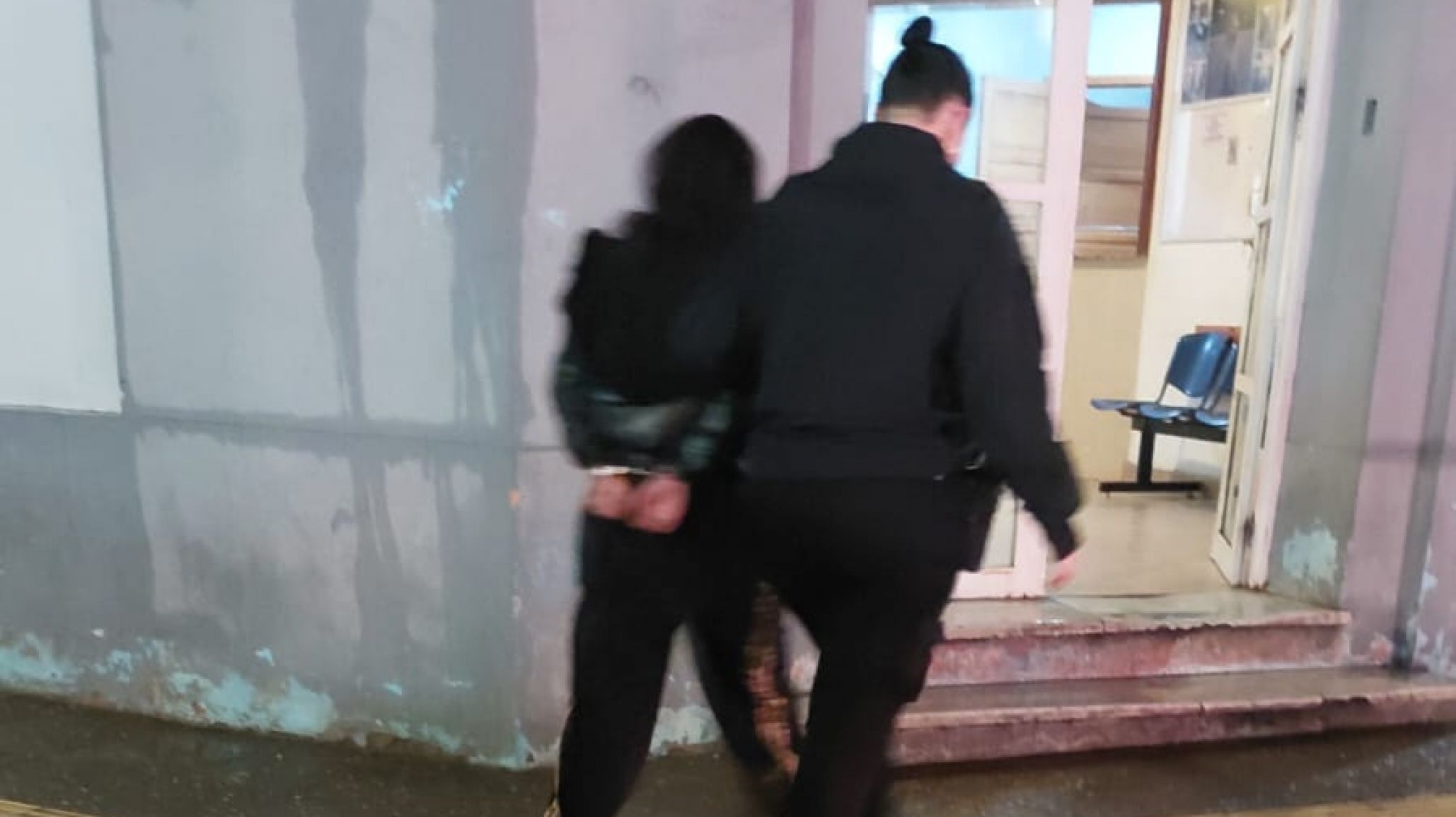 Una mujer embarazada insultó y golpeó a un policía en el Hospital Regional: quedó con arresto domiciliario