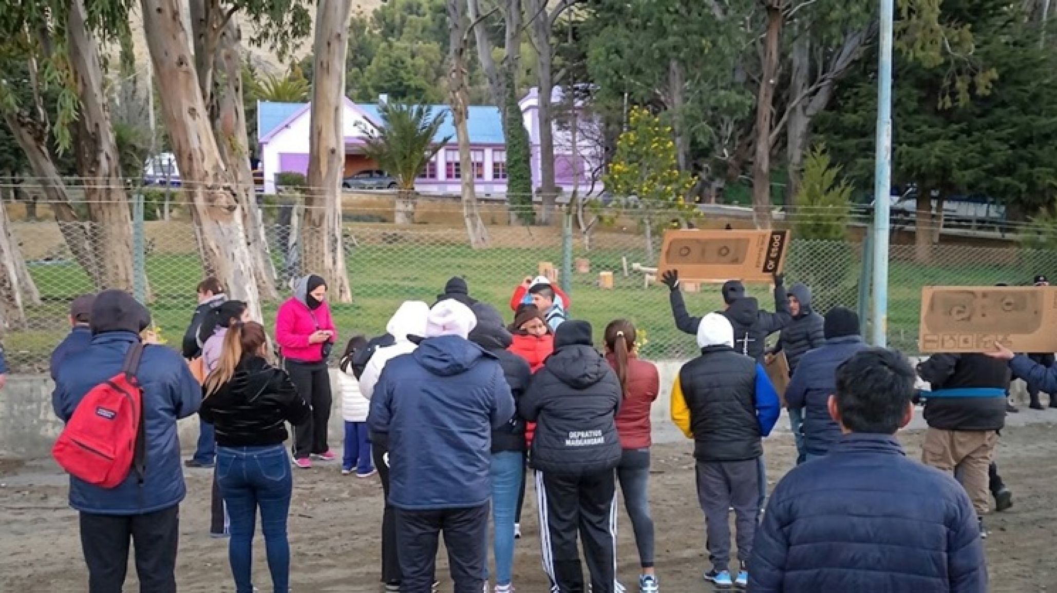 Crece la tensión salarial: exchoferes y sus familias se manifestaron en la vivienda de Atilio Rossi