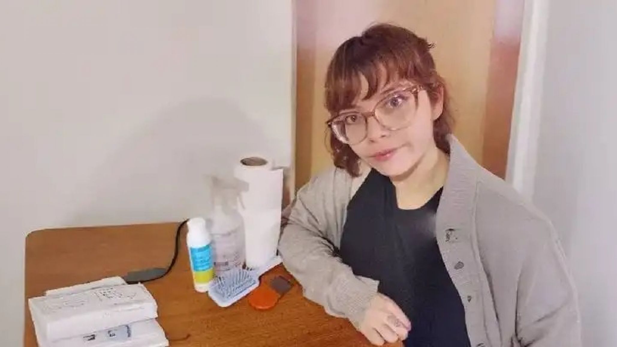 Una mujer cobra por sacar piojos a domicilio y su particular emprendimiento se volvió viral