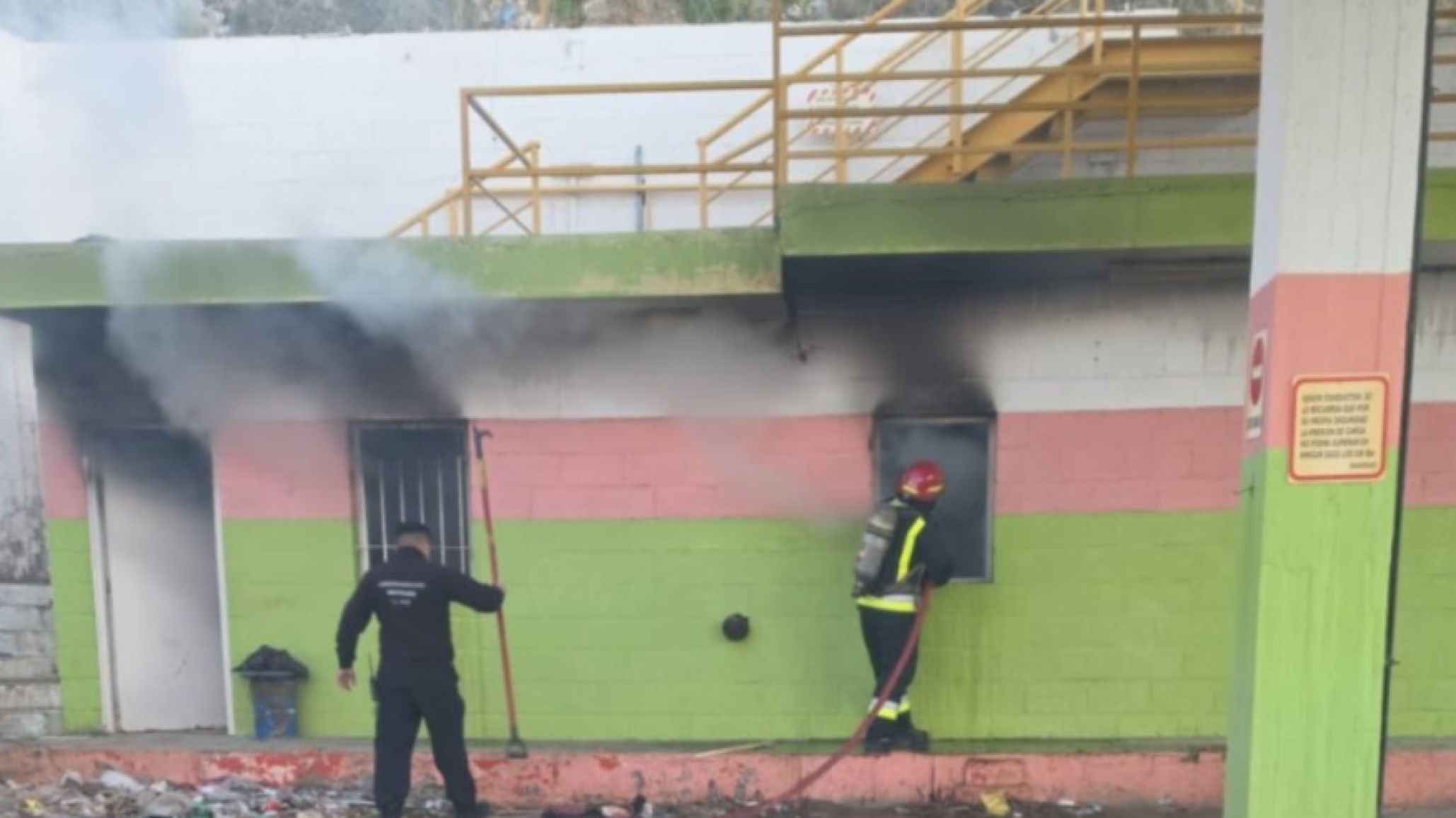 Susto en la exestación de GNC: prendieron fuego residuos dentro del edificio abandonado