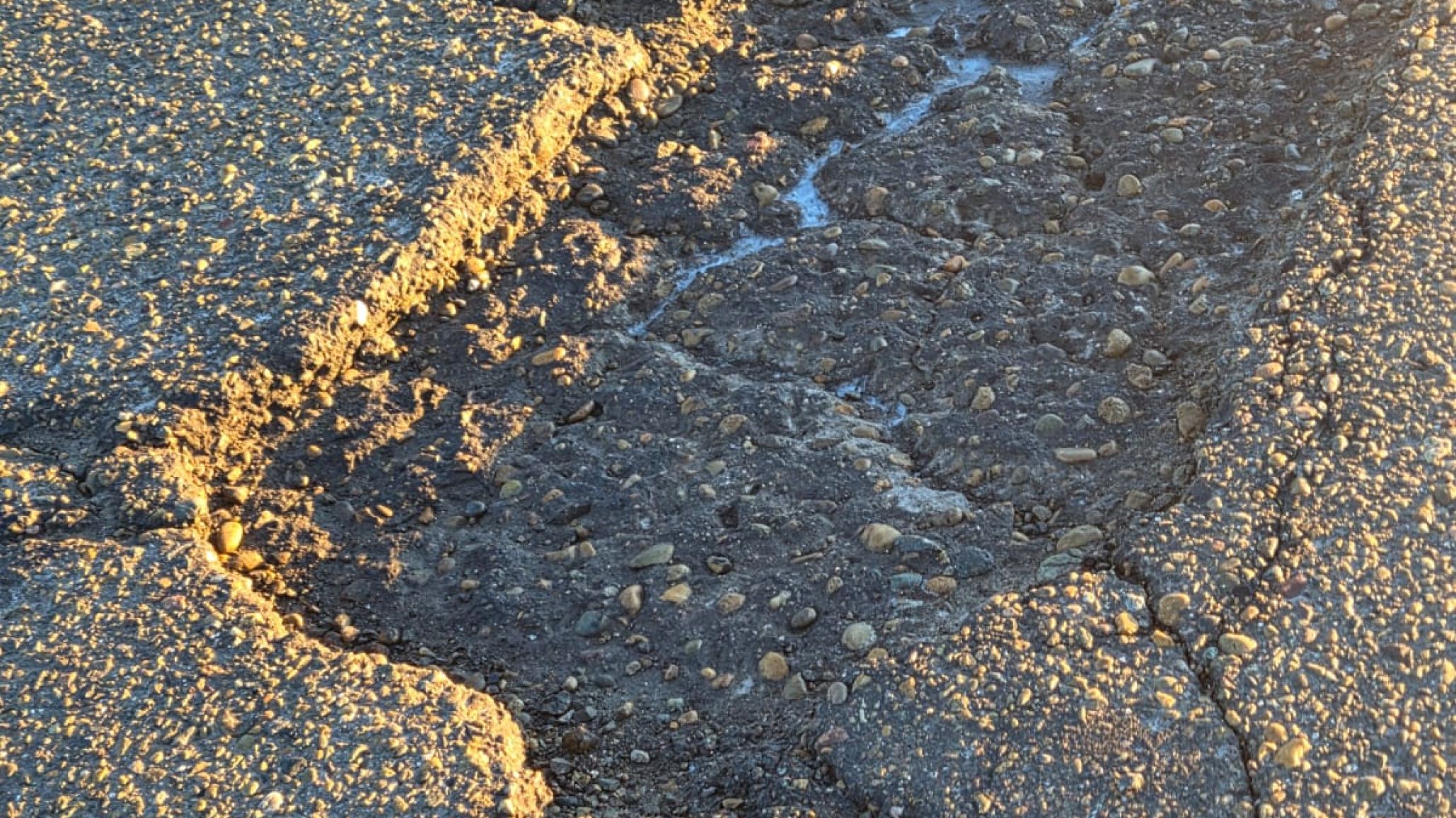 Así está la Ruta 3 entre Comodoro y Garayalde: "130 kilómetros de baches uno al lado del otro"