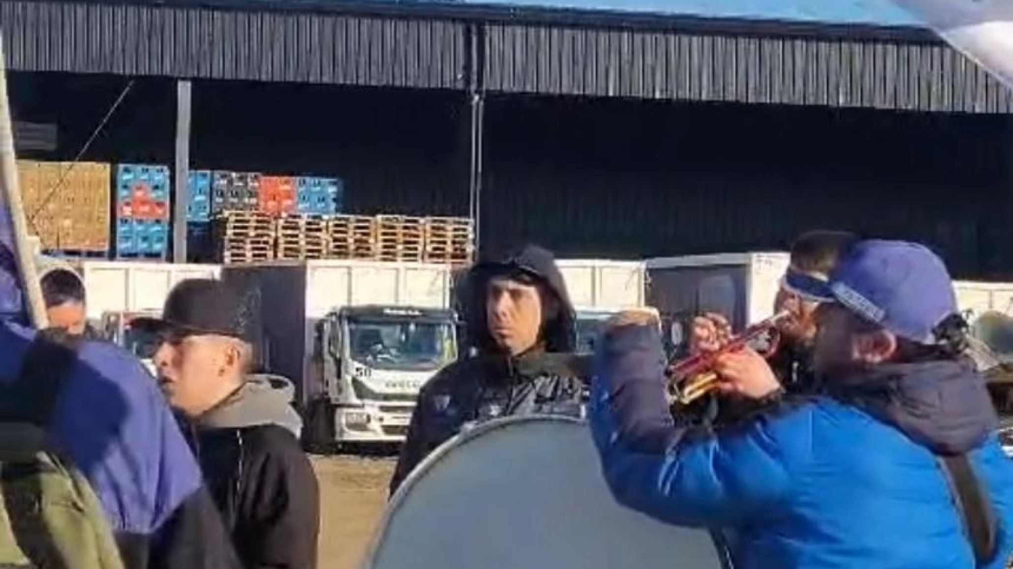 Ni la cerveza se salva en Comodoro: la crisis golpea fuerte y Quilmes despide trabajadores
