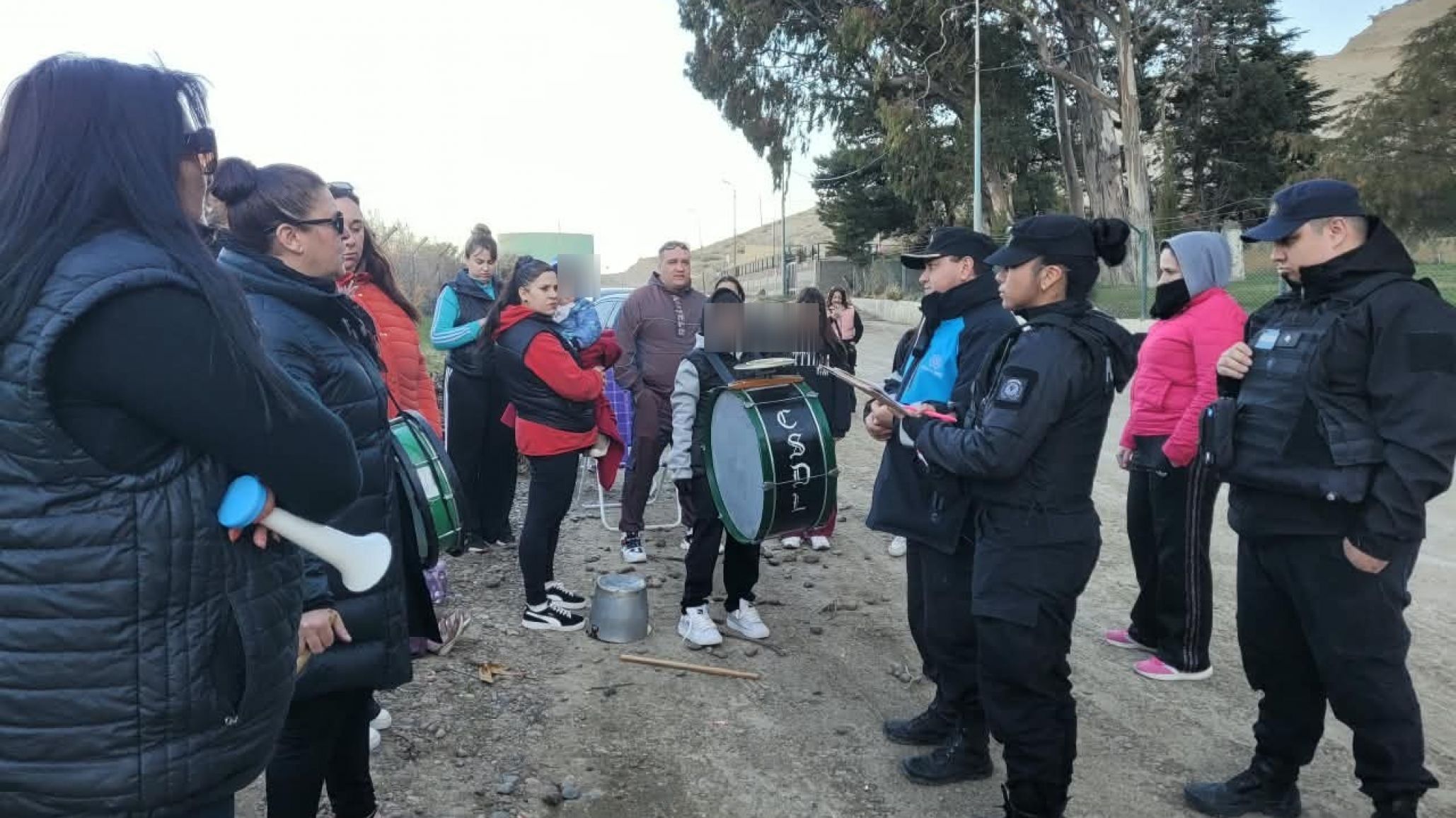Km.3: familiares de exchoferes de Patagonia Argentina protestan frente a la vivienda de Atilio Rossi