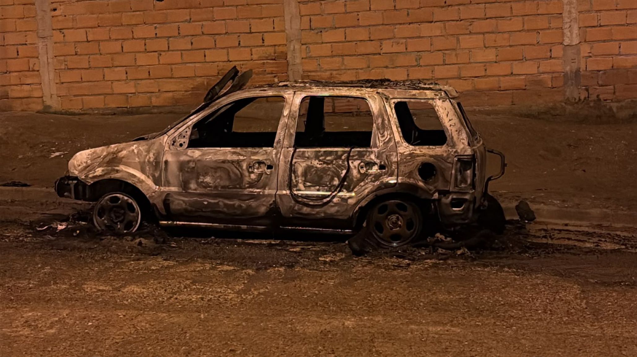 Incendio de una Ford EcoSport en Comodoro Rivadavia: el vehículo quedó destruido en el barrio San Cayetano
