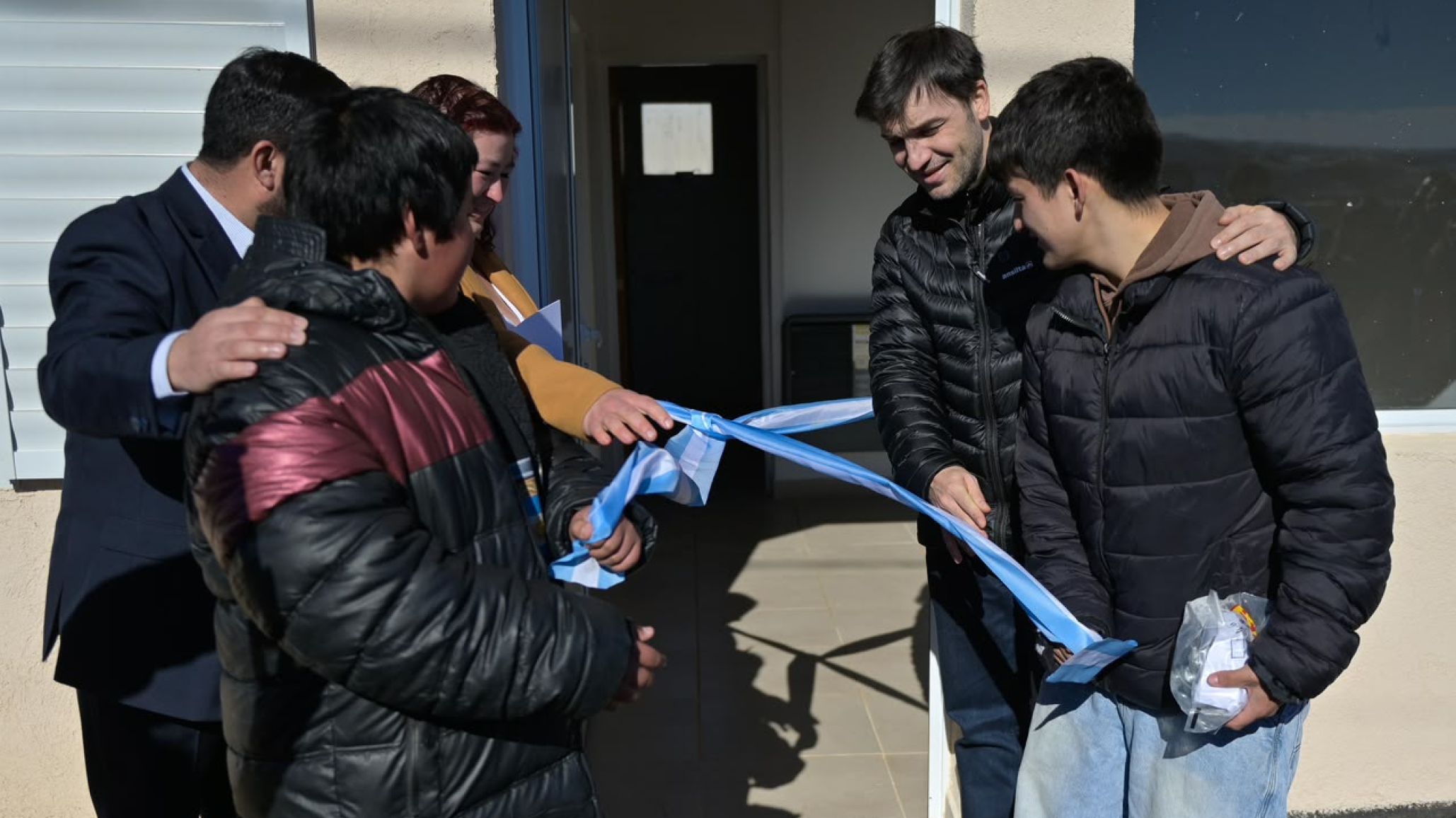 Después de una década sin entregas, 15 familias de Río Mayo recibieron su casa y Torres anunció 17 nuevas viviendas