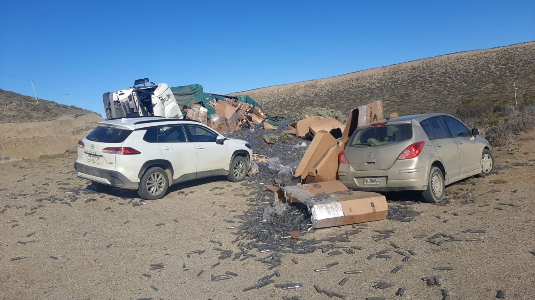 Volcó un camión en la Ruta 3, cerca del ingreso a Rada Tilly: el conductor fue trasladado al hospital