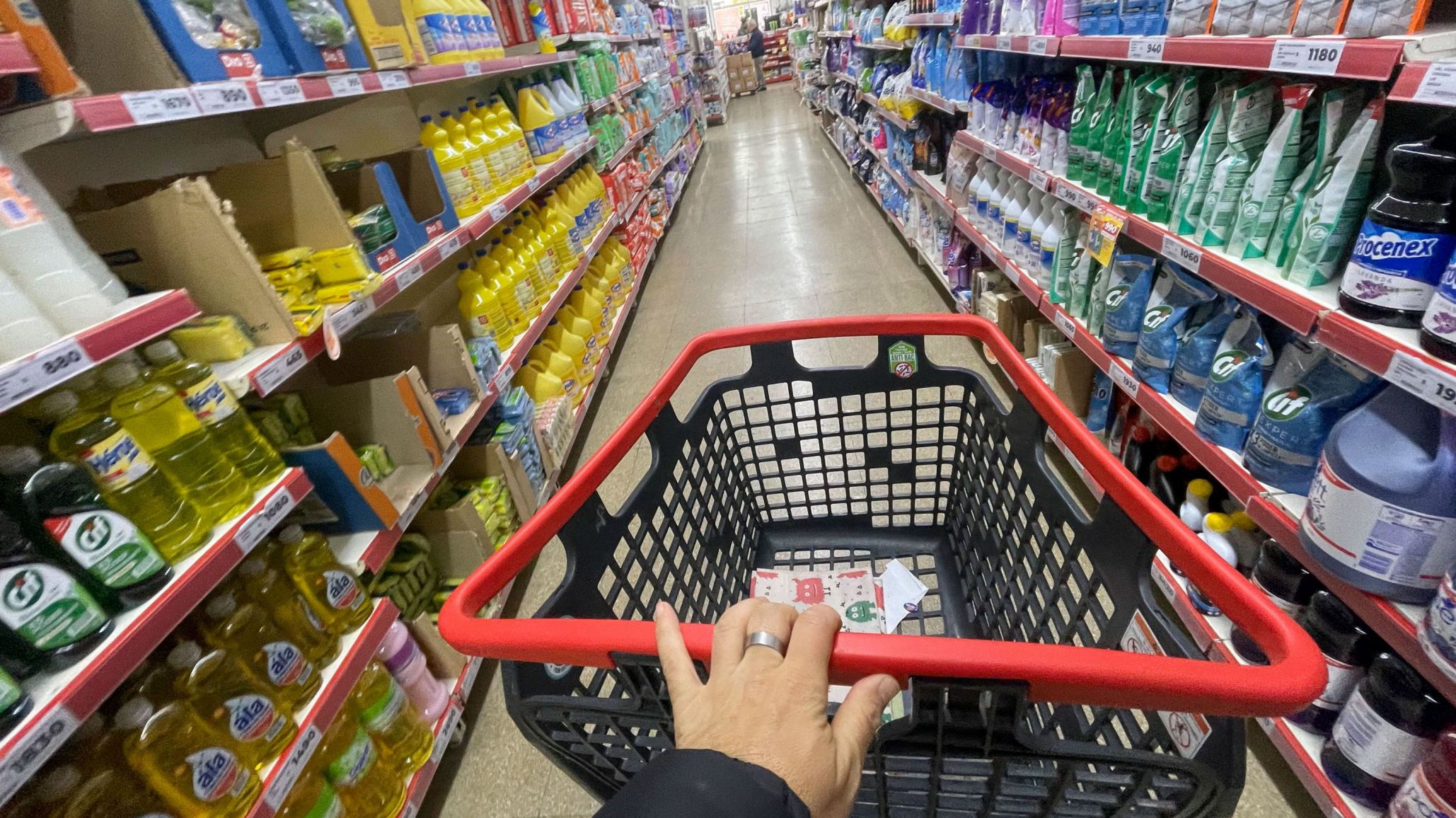 Las ventas en supermercados, mayoristas y shoppings cayeron durante el primer semestre de 2026