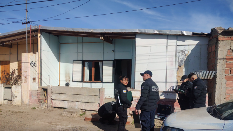 Violencia extrema en Caleta Olivia: un jubilado rompió una ventana con una barreta para entrar a la casa de su ex