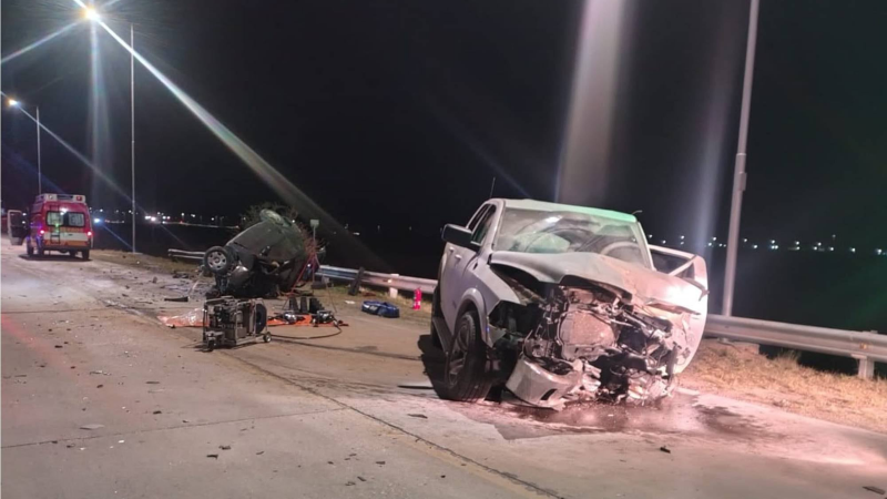 Córdoba: un violento choque frontal entre un auto y una camioneta deja cuatro muertos