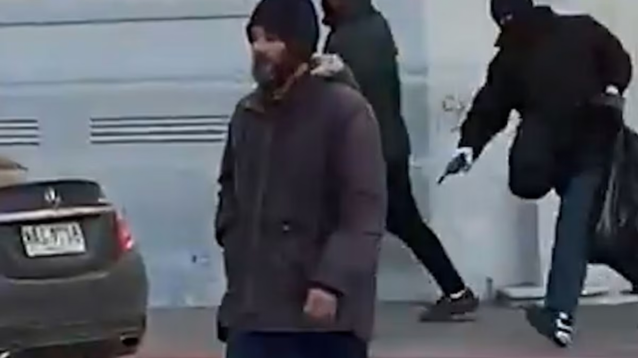 Asaltaron un banco en un minuto, chocaron en la fuga y robaron la camioneta de una familia para escapar