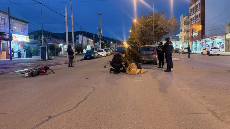 Un motociclista y un niño de 10 años resultaron heridos tras un triple choque en Comodoro