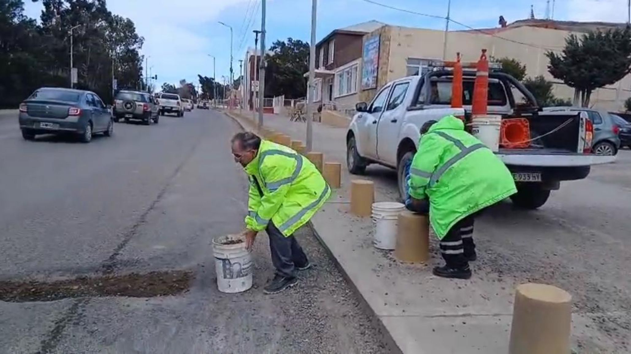 Comodoro: taparon un enorme bache de la Ruta 3 con tierra