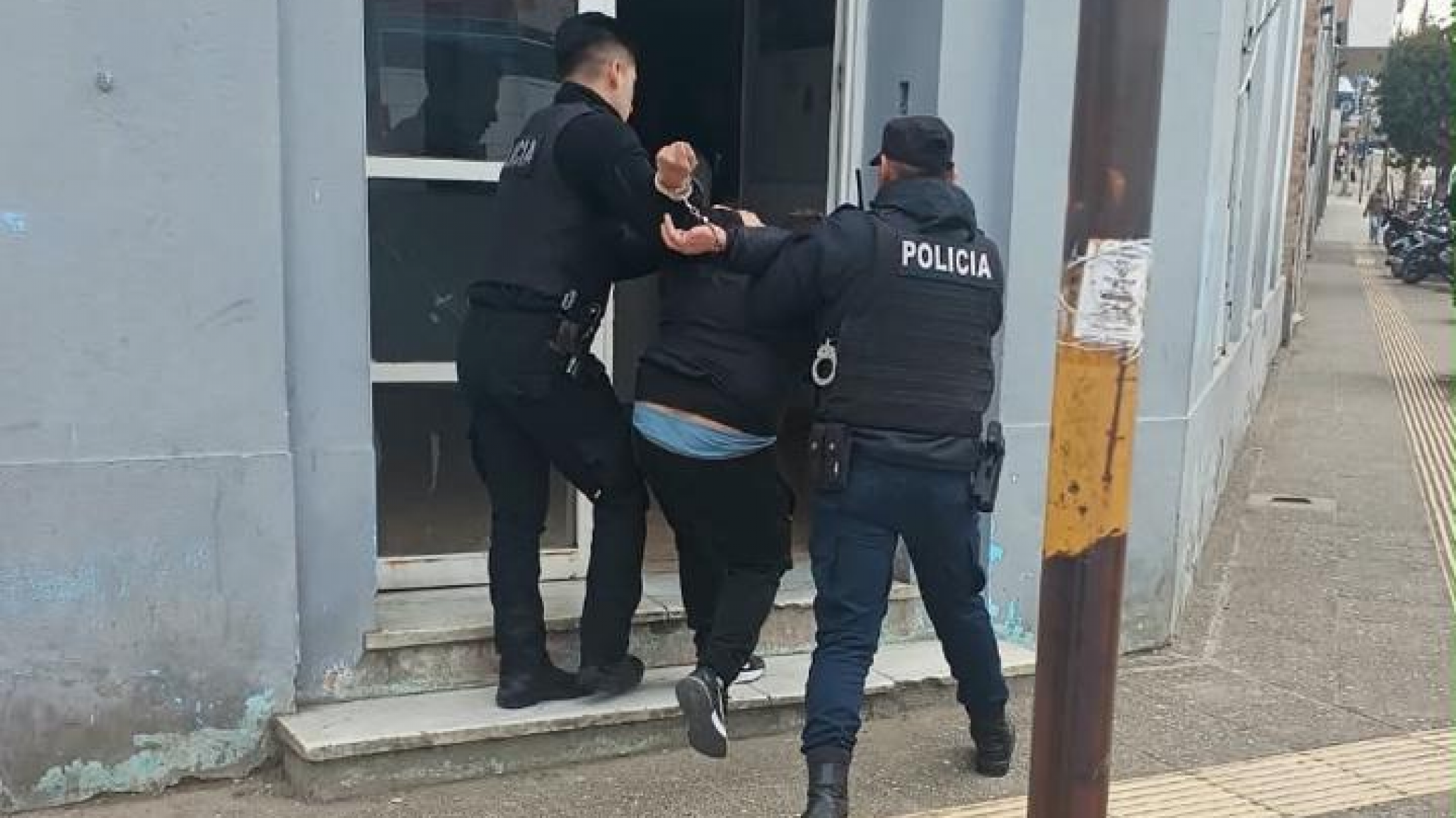 Rechazó la multa a los golpes: quiso evitar el secuestro de su camioneta, golpeó a un oficial y quedó preso