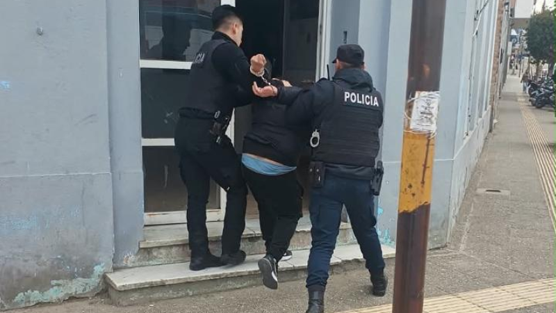 Rechazó la multa a los golpes: quiso evitar el secuestro de su camioneta, golpeó a un oficial y quedó preso