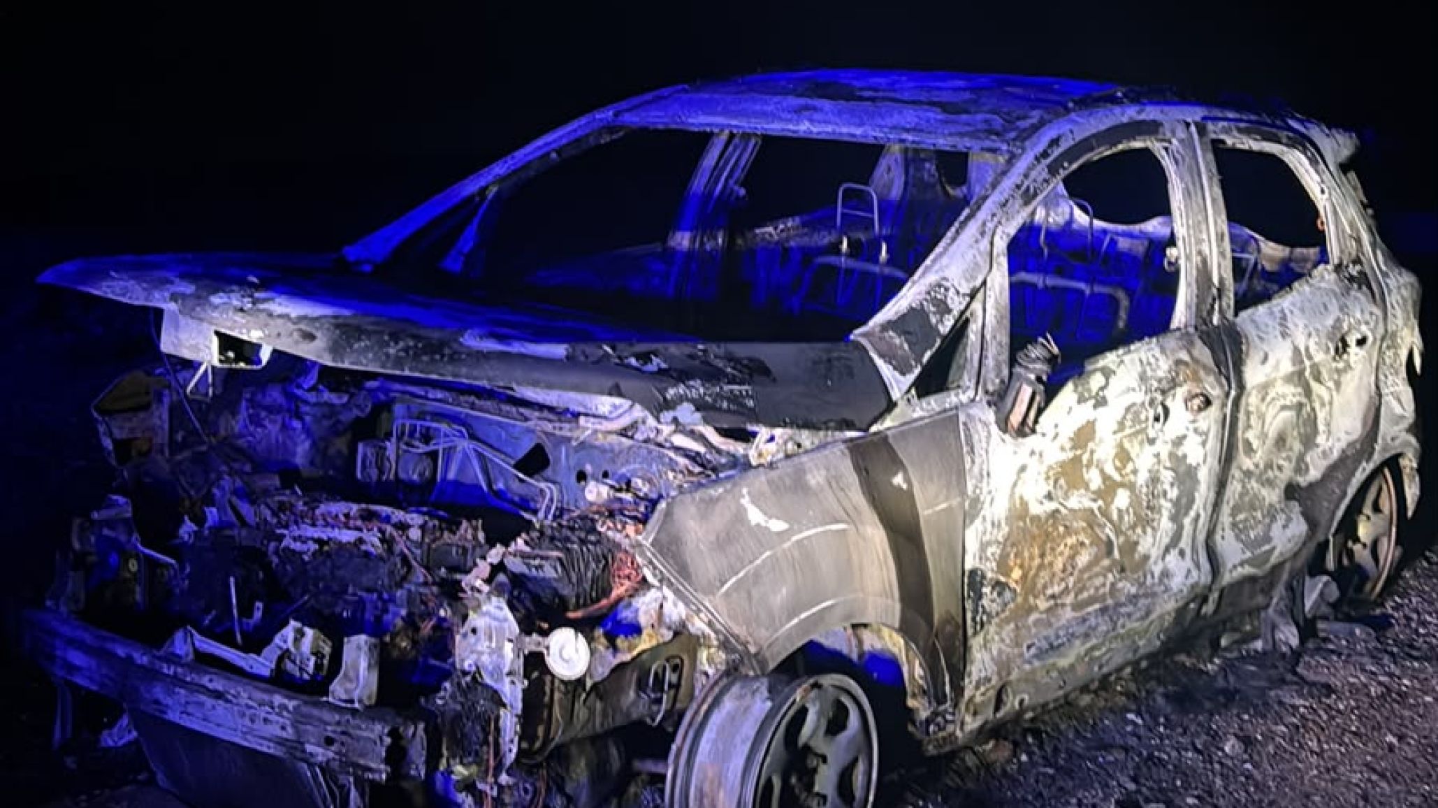 Una camioneta se incendió por completo sobre la Ruta 3 camino a Neuquén