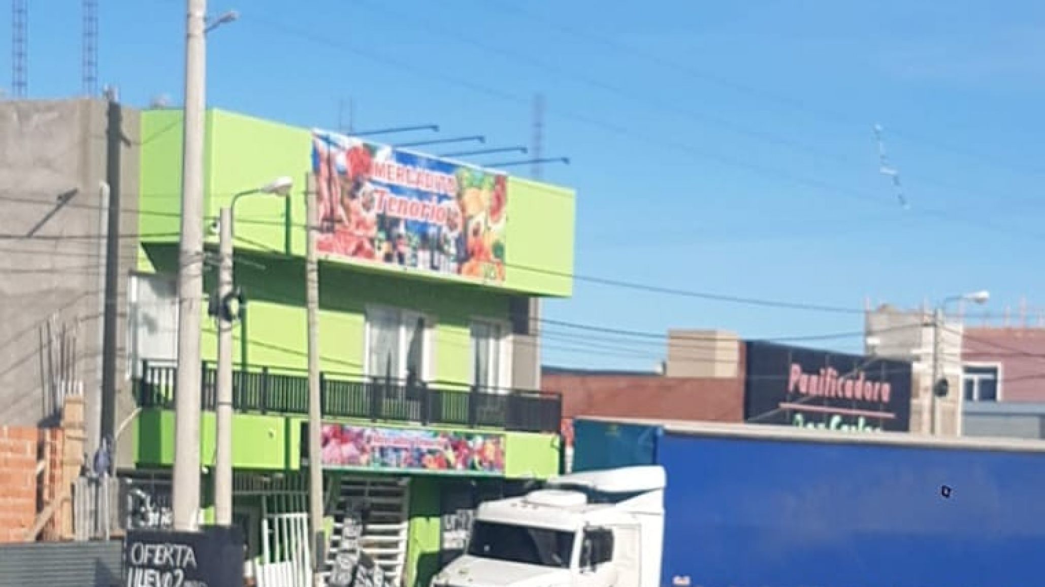 Km.14: un camión chocó contra una estructura y rompió un caño de gas