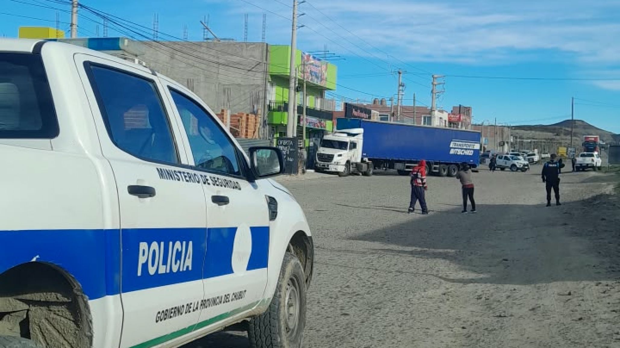 Un camión chocó contra un comercio y vecinos reclaman obras "perdimos la cuenta de la cantidad de accidentes"
