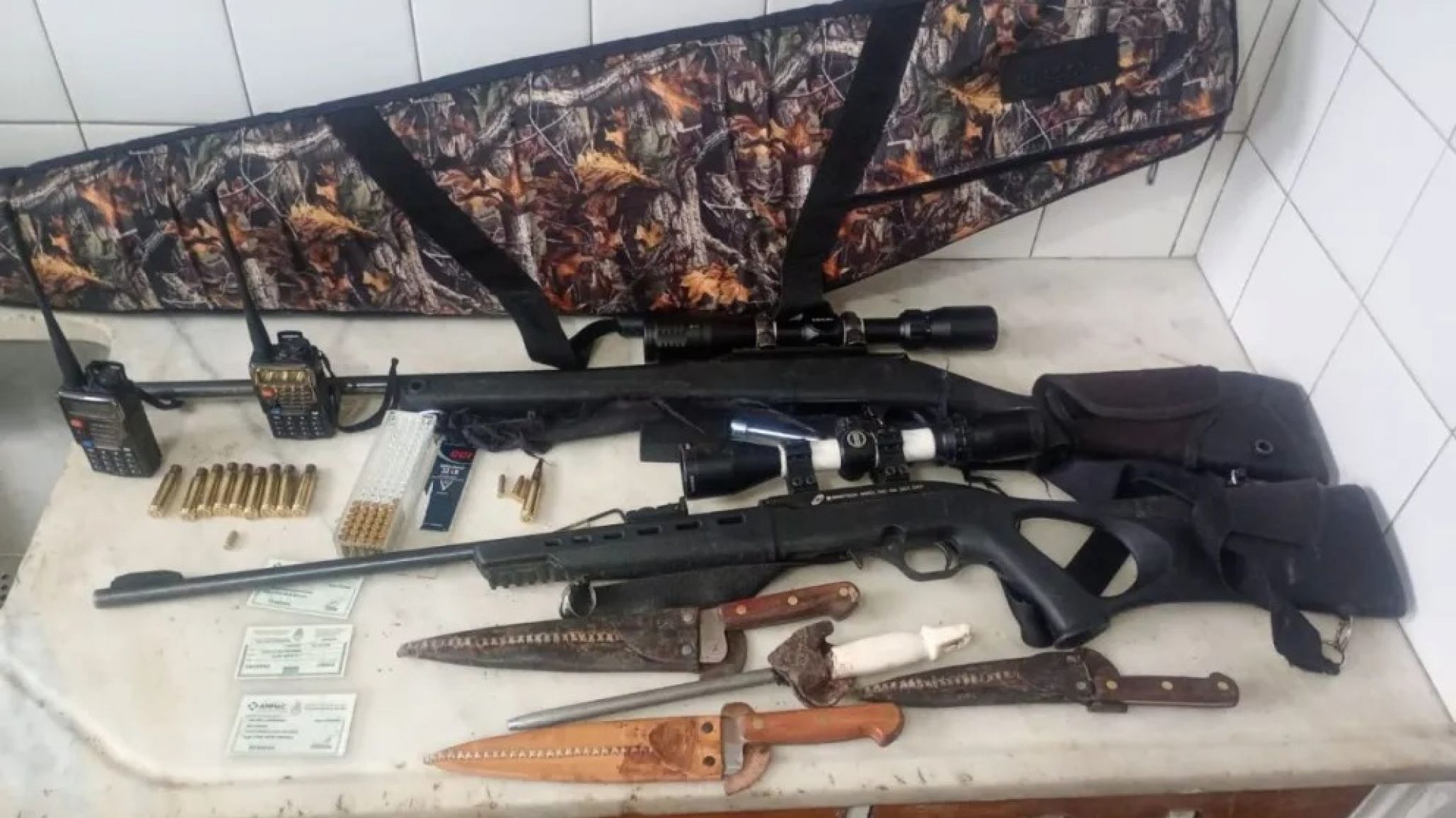 Los frenaron en la ruta y encontraron fusiles, municiones y carne de guanaco