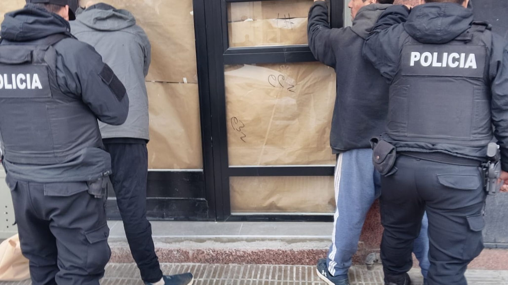Detuvieron a dos hombres acusados de robar productos de una farmacia del centro