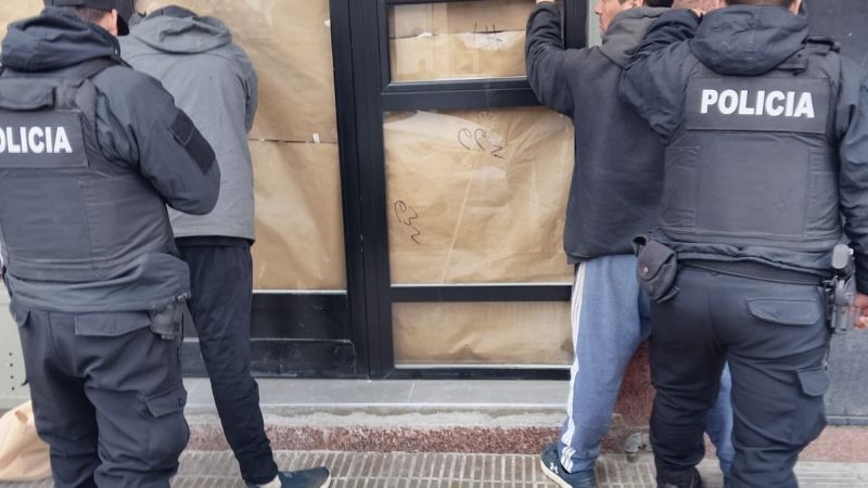 Detuvieron a dos hombres acusados de robar productos de una farmacia del centro