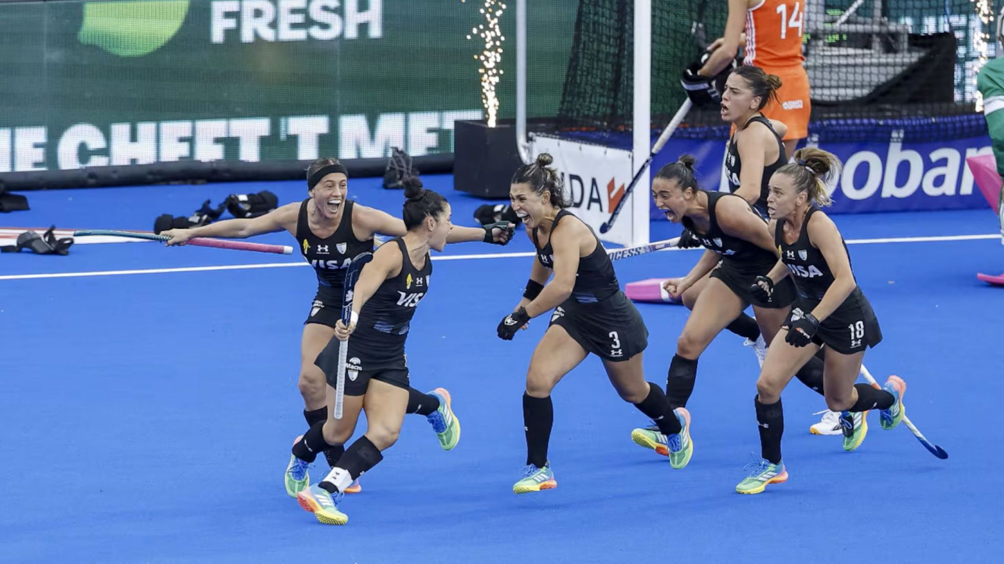 La Selección argentina felicitó a Las Leonas tras su tercera consagración mundial