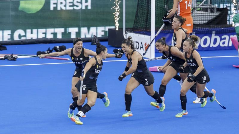 La Selección argentina felicitó a Las Leonas tras su tercera consagración mundial