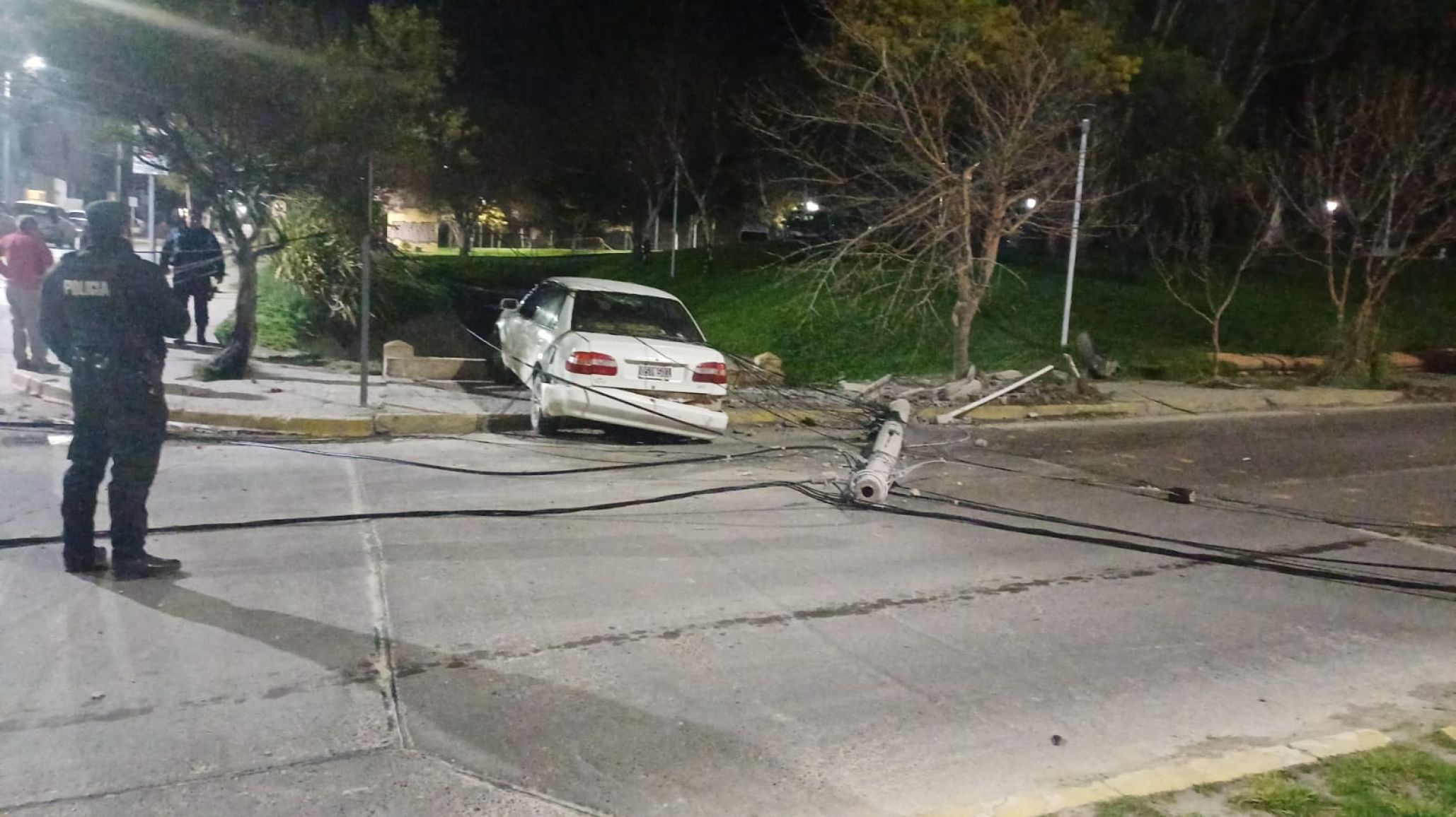 Un Toyota Corolla protagonizó un incidente vial en Güemes y Sarmiento